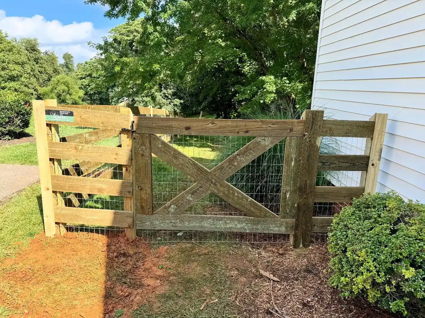 Installation of a kentucky wood board fence